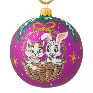 Стеклянный елочный шар Зодиак - Кот и Кролик в корзинке 8 см вишневый