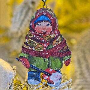 Елочная игрушка Девочка с лопаткой - Зимние Каникулы 10 см, подвеска МанузинЪ фото 1