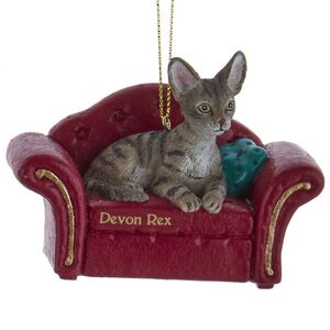 Елочная игрушка Кот Девон-рекс на софе 9 см