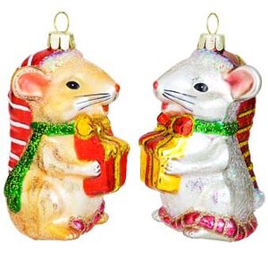 Стеклянная елочная игрушка Мышка Норушка с золотым подарком 9 см, подвеска Holiday Classics фото 3