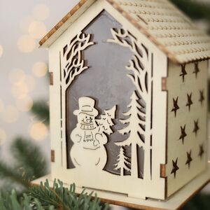 Светящаяся елочная игрушка Домик Снеговика 13 см, на батарейках Koopman фото 2