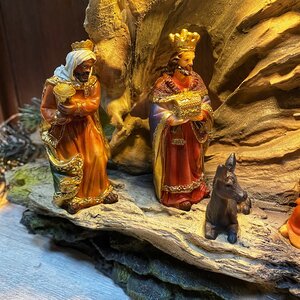 Рождественский вертеп - композиция Поклонение Волхвов Младенцу Иисусу 42*23 см с подсветкой на батарейках Kurts Adler фото 4