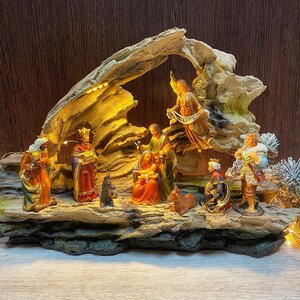 Рождественский вертеп - композиция Поклонение Волхвов Младенцу Иисусу 42*23 см с подсветкой на батарейках уцененный