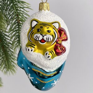 Стеклянная елочная игрушка Тигр в рукавичке 8 см бирюзовая, подвеска Фабрика Елочка фото 1