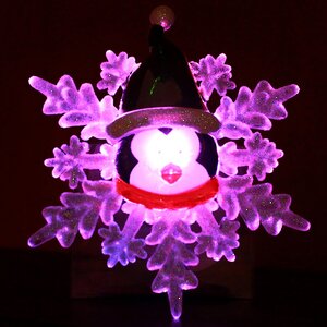 Светящееся украшение на присоске Снежинка - Пингвин 11 см, RGB на батарейке