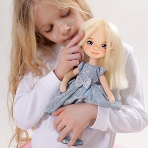 Мягкая кукла Sweet Sisters: Mia в голубом платье, Вечерний шик, 32 см