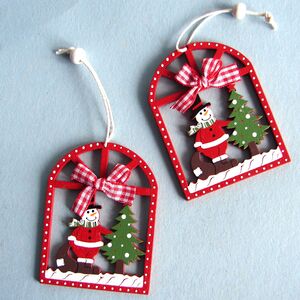 Деревянная елочная игрушка Снеговик у елочки 8 см красная, подвеска Breitner фото 4