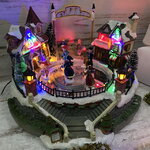 Светящаяся композиция Танцы на катке в ChristmasVille 27*25 см, с движением и музыкой